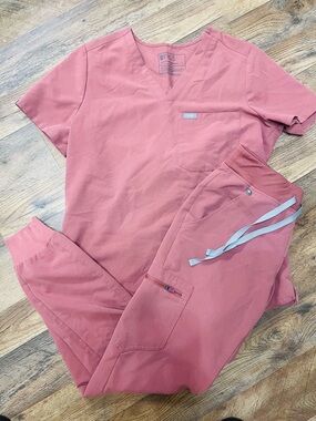 FIGS Rose V-Neck Scrub Set - Coral Blush